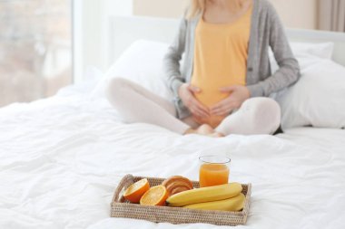 Sağlıklı kahvaltı tepsisiyle 