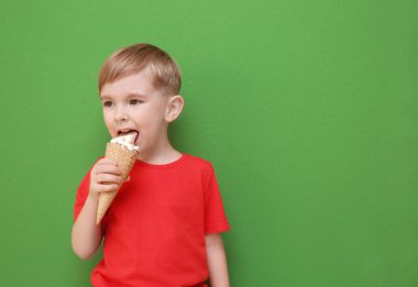 Küçük çocuk dondurma yiyor. 