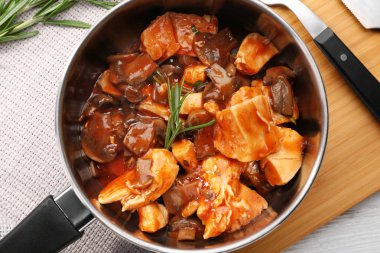 Tencerede tavuk cacciatore ile