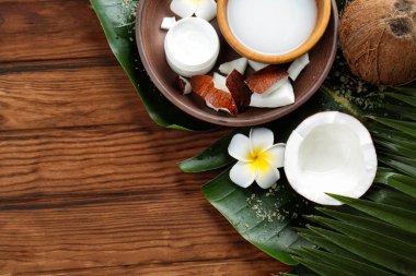 Hindistan cevizi sütü ve egzotik çiçekler