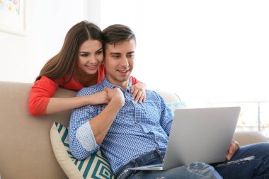 dizüstü bilgisayar ile mutlu genç Çift 