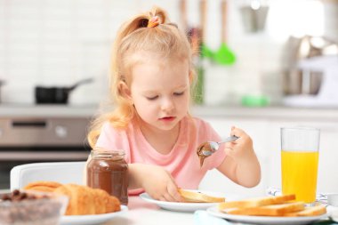 Sevimli küçük kız evde kahvaltı