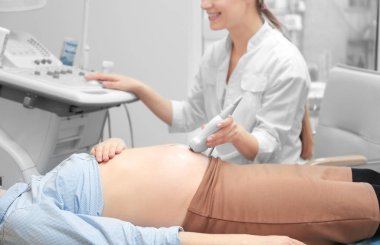 Ultrason tarama modern kliniğinde geçiren hamile kadın