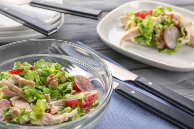 Tavuk salatalı tabak.