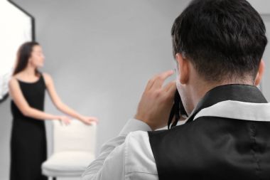 Model stüdyosu profesyonel fotoğrafçı için poz
