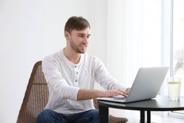 genç adam laptop ile çalışma 