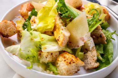 Tavuk salatalı tabak.