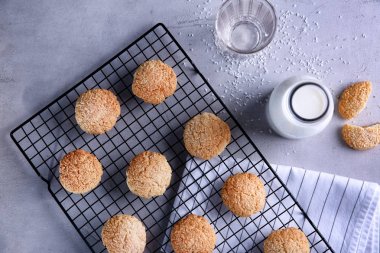 Raf ile lezzetli Hindistan cevizi çerezleri pişirme 