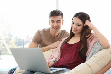 Bilgisayarlı genç çift  