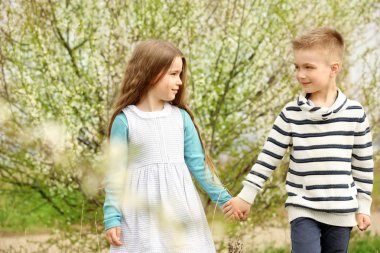 Sevimli küçük kız ve yakışıklı