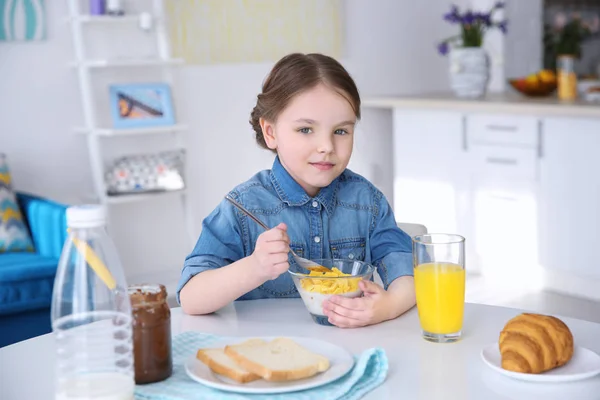Gadis kecil yang lucu sedang sarapan di rumah — Stok Foto