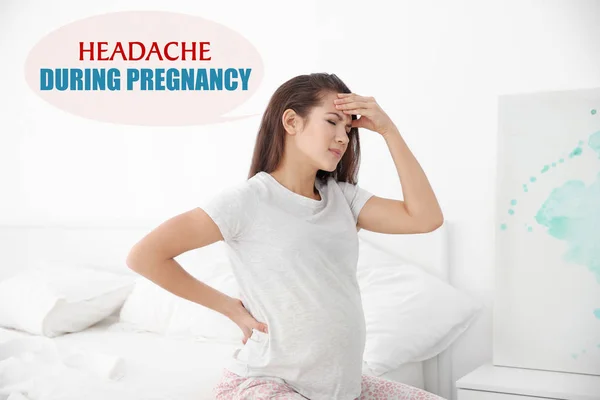 Kobieta w ciąży cierpiących na ból głowy — Zdjęcie stockowe