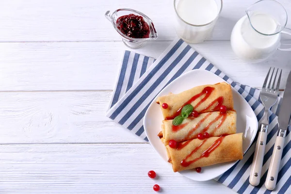 Teller mit leckeren Pfannkuchen — Stockfoto