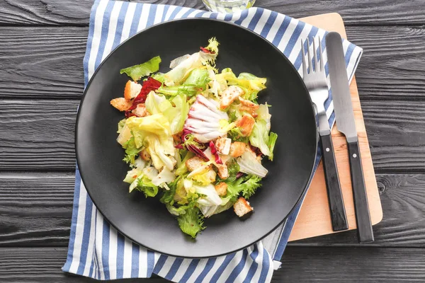 Тарелка с куриным салатом — стоковое фото