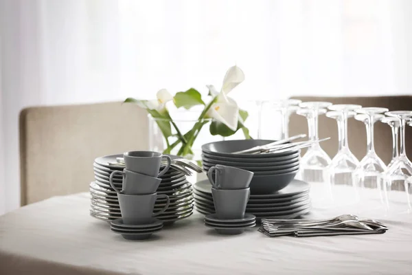 Set van servies op tafel — Stockfoto