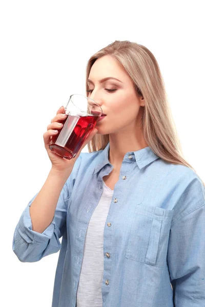 Vacker kvinna dricka färsk — Stockfoto