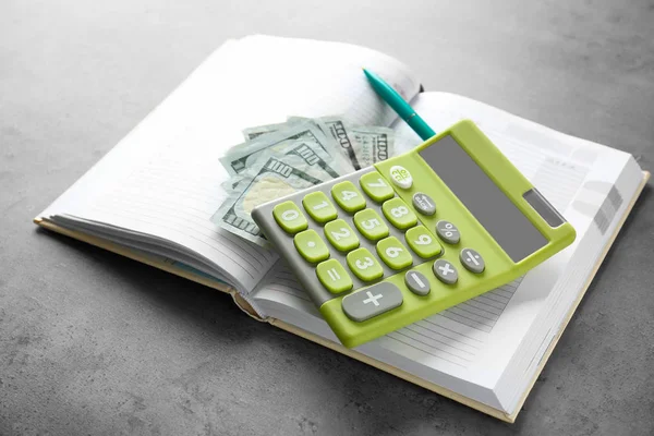 Calculadora com dinheiro e notebook — Fotografia de Stock