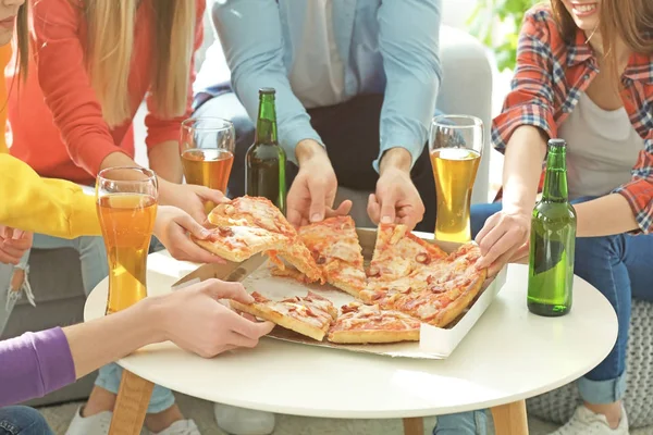 Amigos Com Pizza Saborosa Cerveja Festa Casa — Fotografia de Stock