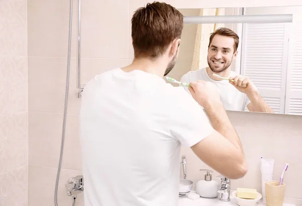 Yakışıklı erkek diş fırçalama — Stok fotoğraf