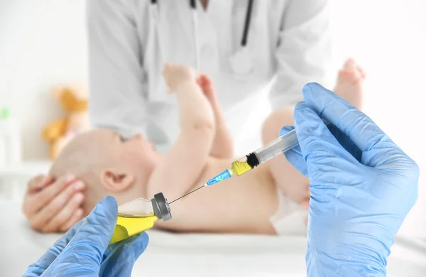 Hälso-och koncept. Baby's vaccination vid sjukhuset — Stockfoto