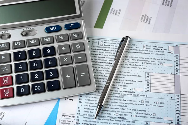 Калькулятор с документами на столе. Налоговая — стоковое фото