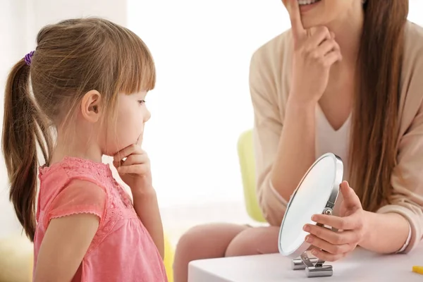 Little girl at speech therapist office — Stock Photo, Image