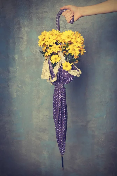 Kobieta z bzu parasol z kwiatami — Zdjęcie stockowe