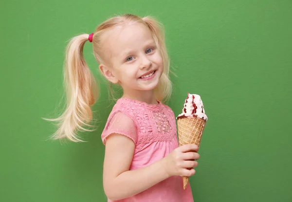 Küçük kız dondurma yiyor. — Stok fotoğraf