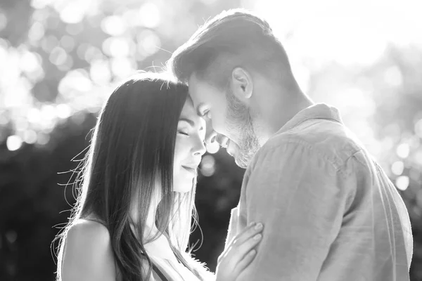 Bonito jovem casal — Fotografia de Stock