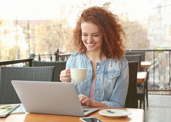 Giovane donna utilizzando il computer portatile — Foto Stock