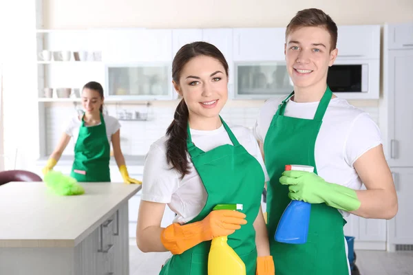 Equipe de serviço de limpeza trabalhando na cozinha — Fotografia de Stock
