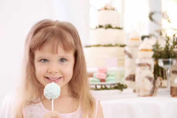 Nettes Kleines Mädchen Mit Leckerem Kuchen Pop Auf Party — Stockfoto