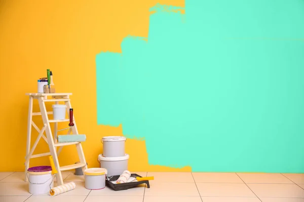 Інструменти для фарбування стіни — стокове фото