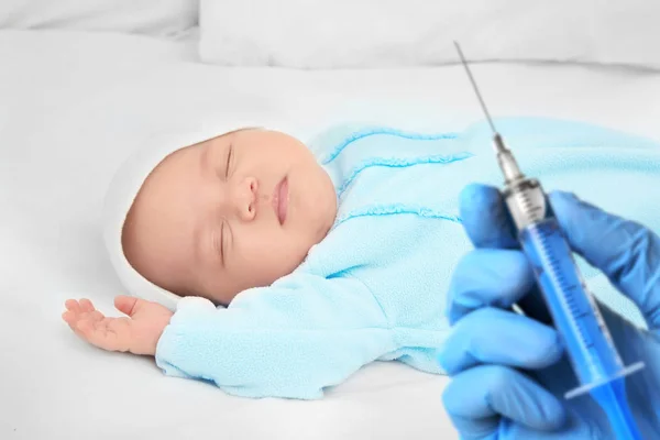 Hälso-och koncept. Baby's vaccination vid sjukhuset — Stockfoto