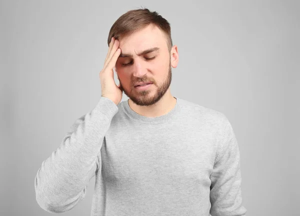 Junger Mann leidet unter Kopfschmerzen — Stockfoto