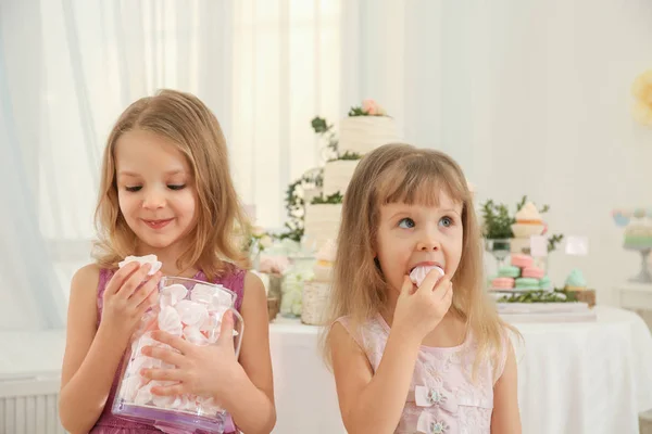 Χαριτωμένα Μικρά Κορίτσια Τρώνε Νόστιμα Γλυκά Στο Κόμμα — Φωτογραφία Αρχείου