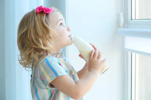 Aranyos lány ivóvíz joghurt — Stock Fotó