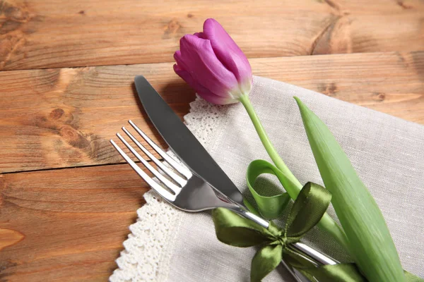 Configuração de mesa com talheres de prata — Fotografia de Stock