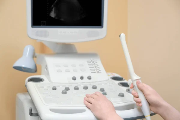 Arzt stellt Ultraschallgerät ein — Stockfoto