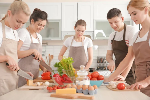 Groupe de personnes aux cours de cuisine — Photo