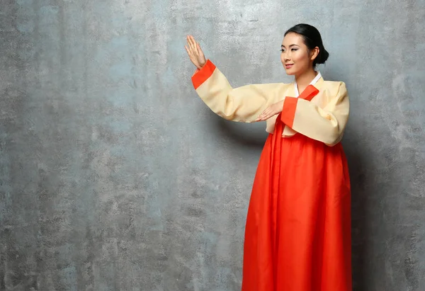 Mooie jonge vrouw in traditionele kleding — Stockfoto