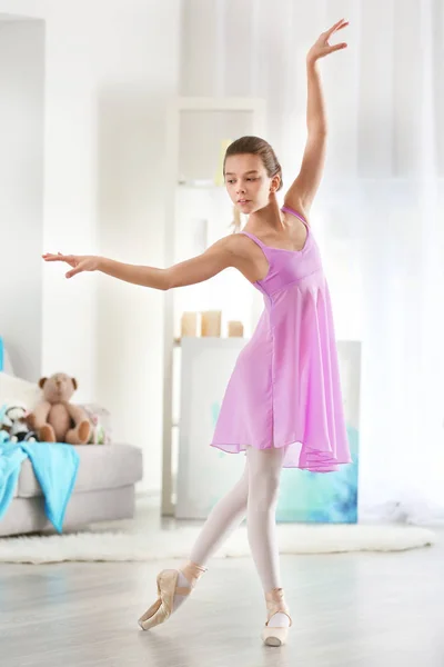 Mała baletnica w pokoju — Zdjęcie stockowe