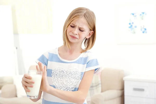Девушка с аллергией на молоко — стоковое фото