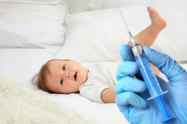 医疗保健的概念。婴儿在医院接种疫苗 — 图库照片