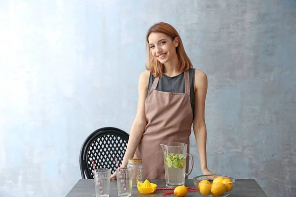 Schöne junge Frau mit Limonade — Stockfoto