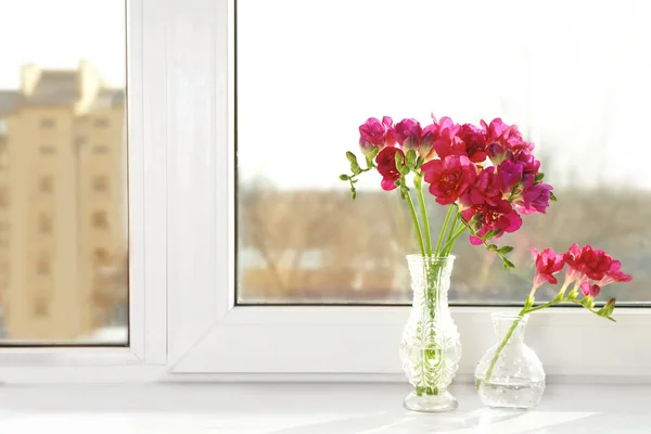 Vases avec de belles fleurs — Photo