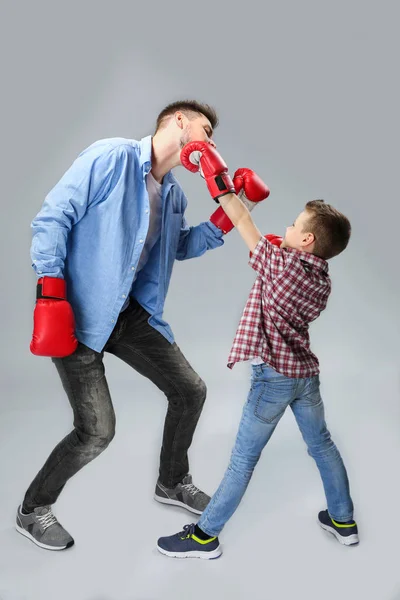 Père et fils ayant une formation de boxe — Photo
