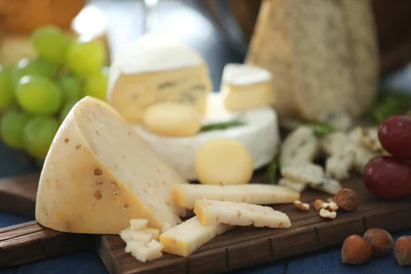 Holzbrett mit Käse — Stockfoto