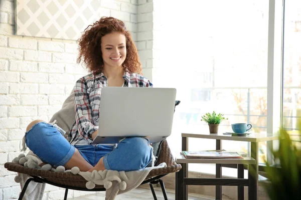 Jovem mulher usando laptop — Fotografia de Stock