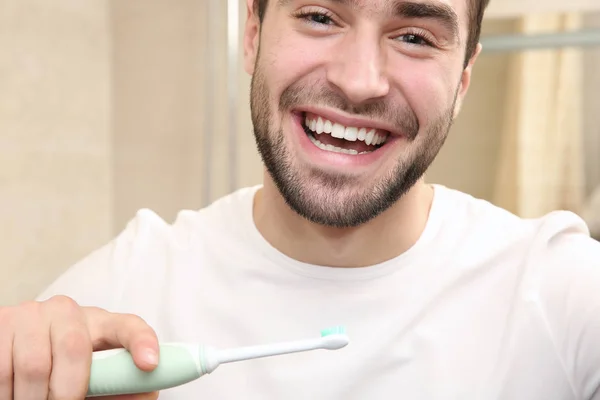 Stilig man borsta tänderna — Stockfoto